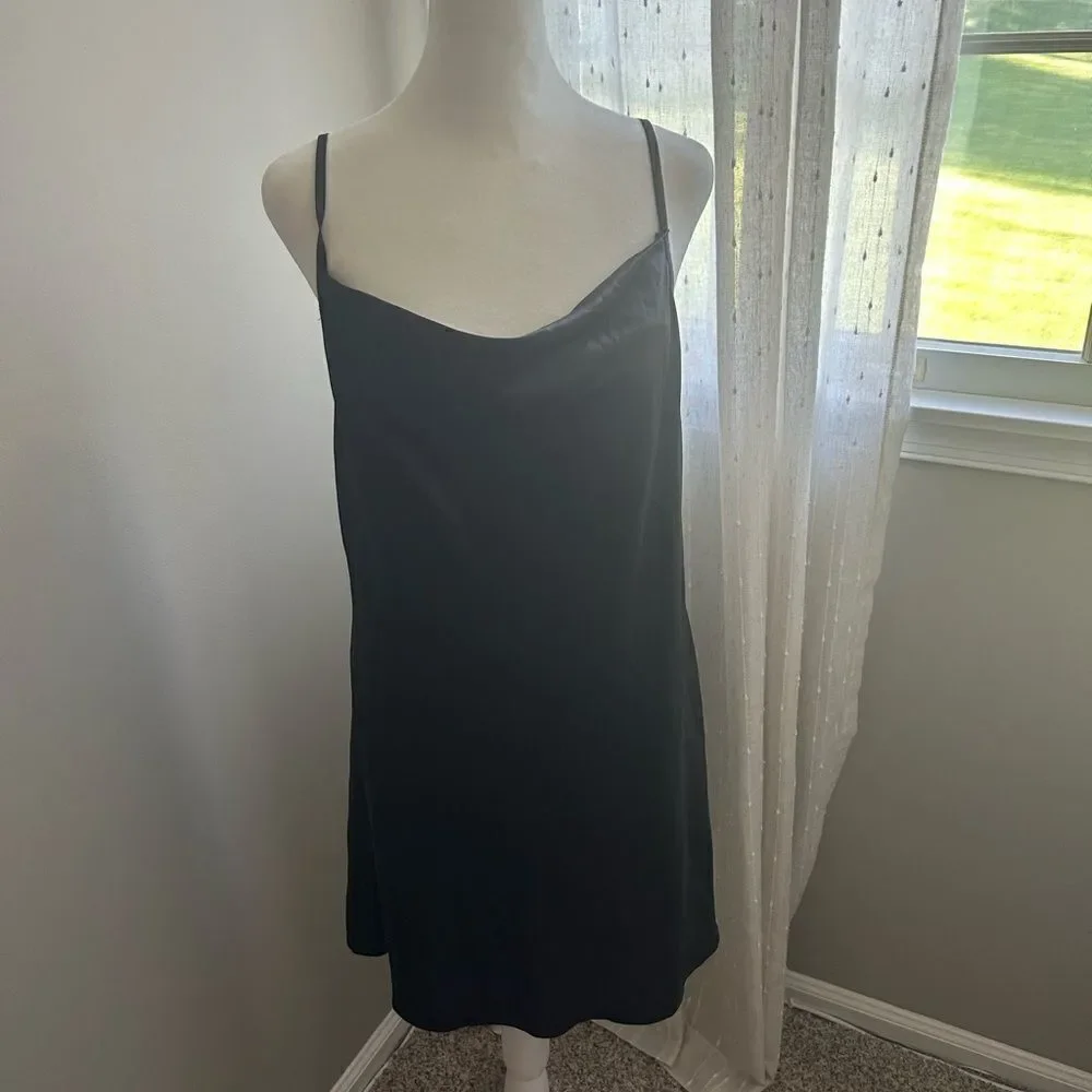 Women’s Black Ekouaer Nightgown Size Medium
